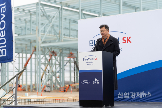 최재원 SK그룹 수석부회장이 5일 (현지시간) 미국 켄터키주 글렌데일에서 열린 블루오벌SK 켄터키 공장 기공식에서 축사를 하고 있다. 사진=SK온