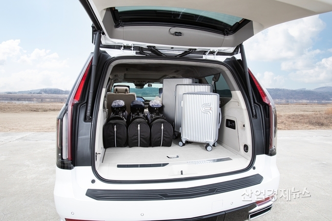 '캐딜락 에스컬레이드 ESV' 트렁크. 사진=캐딜락