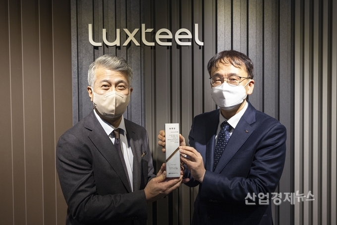 장세욱 동국제강 부회장이 새해를 맞아 우수직원으로 선정된 최석형 동국제강 세무팀장에게 송원상을 시상하고 있다. 사진=동국제강