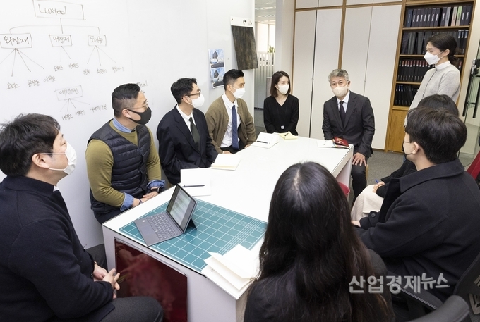 장세욱 동국제강 부회장이 팀별 시무식을 찾아 덕담을 나누고 있다. 사진=동국제강