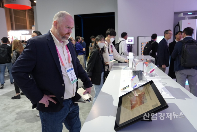 미국 라스베이거스에서 5일 (현지시각) 개막한 CES2023에서 ‘최고혁신상’을 수상한 SK온의 SF배터리를 방문객들이 관람하고 있다. 사진=SK온