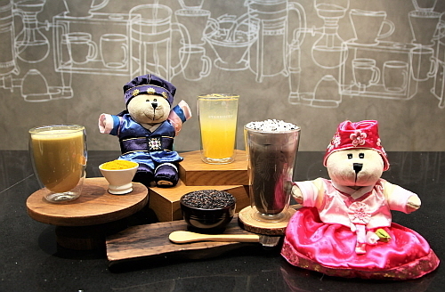 뉴이어 음료 3종 연출 컷...<사진=스타벅스 제공>