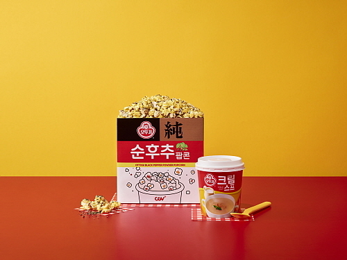 '스프에 퐁당 순후추팝콘 콤보' 연출컷...<사진=오뚜기 제공>