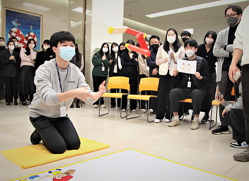 윷놀이 대회 모습...<사진=오뚜기 제공>