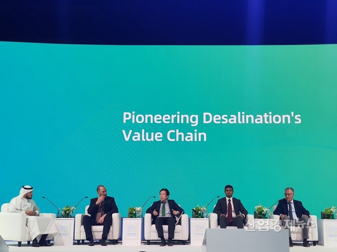 사우디 EVOLVE 2023 포럼에서 유재형(왼쪽에서 3번째) 카본코 사업개발실장이 CCUS 기술로 담수화의 밸류 체인을 확장시키는 적용 방안과 효과 등에 대해 설명하고 있다. 사진=DL이앤씨