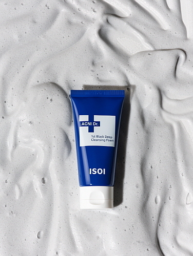 '아크니 닥터 1st 블랙 딥 클렌징 폼' 연출 컷...아이소이 제공