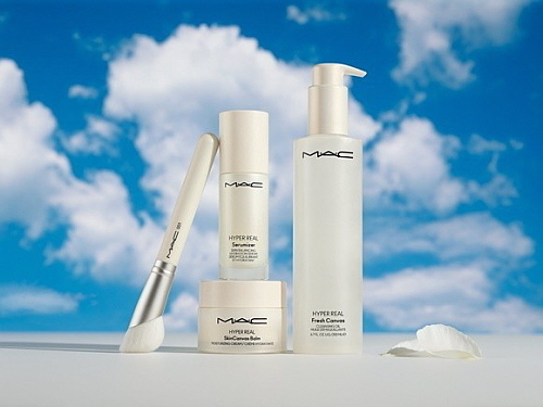 '하이퍼 리얼 프레쉬 캔버스 클렌징 오일' 연출 컷..<사진=맥 제공>