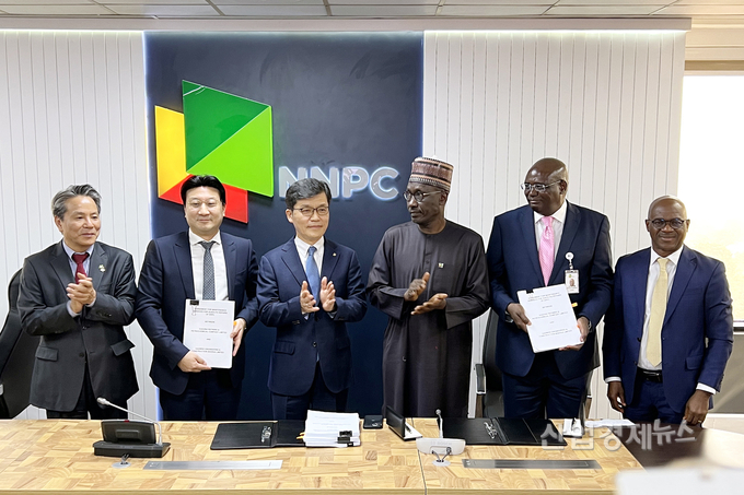 조승일 대우건설 플랜트사업본부장(왼쪽에서 3번째)과 나이지리아 인사들이 계약 체결 후 기념 촬영을 하고 있다. 사진=대우건설