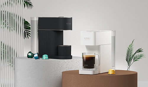 카누 바리스타 어반(좌), 카누 바리스타 브리즈(우) 연출 컷...<사진=동서식품 제공>