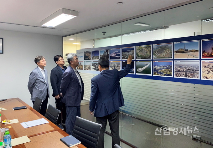 정원주 부회장은 오만 두쿰 정유시설 현장을 방문해 중동지역 시장 상황 및 수주 전략을 점검했다. 사진=대우건설