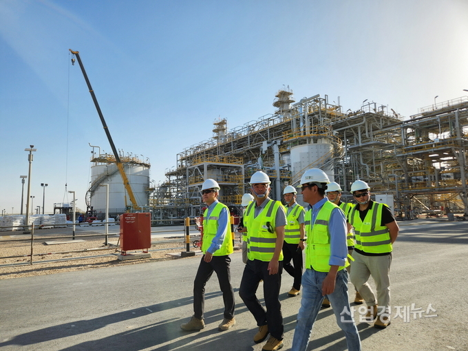 정원주 부회장이 오만 두쿰 정유시설 현장을 방문해 현장을 둘러보고 있다. 사진=대우건설