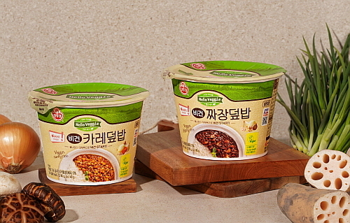 헬로베지 옴니인사이드 컵밥 2종 연출컷...<사진=오뚜기 제공>