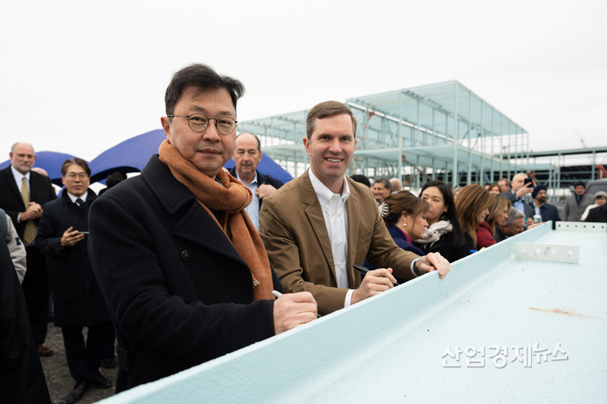최재원 SK그룹 수석부회장 (왼쪽)과 앤디 베셔 켄터키 주지사가 지난해 12월 5일 미국 켄터키주 글렌데일에서 열린 블루오벌SK 켄터키 공장 기공식에서 H빔에 서명을 하고 있다. 사진=SK온