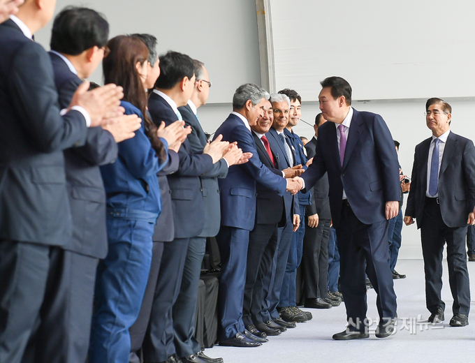 9일 울산시 울주군 울산공장에서 열린 S-OIL 샤힌 프로젝트 기공식에서, 윤석열 대통령이 후세인 알 카타니 S-OIL CEO와 인사를 하고 있다.