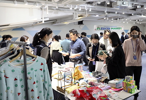 플리마켓 현장 모습...<사진=이디야커피 제공>