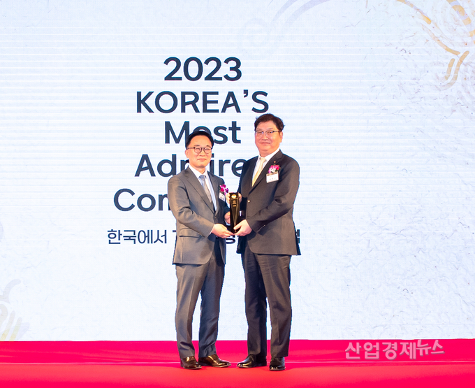 17일 서울 콘래드 호텔에서 열린 ‘2023 한국에서 가장 존경받는 기업’ 시상식. (오른쪽) S-OIL 서정규 국내영업본부장, 한국능률협회컨설팅(KMAC) 한수희 대표이사 사장. 사진=S-OIL