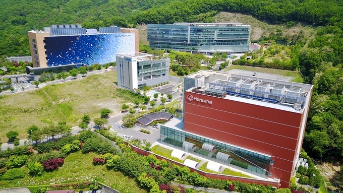 ㈜한화 건설부문이 건설한 ‘한화시스템 ICT부문 죽전 데이터센터’(우측 하단) 및 ‘신한금융그룹 데이터센터’(좌측 상단). 사진=(주)한화 건설부문