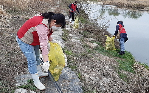 청주 송절천 일대서 정화 보사중인 샤롯데봉사단...<사진=롯데웰푸드 제공>