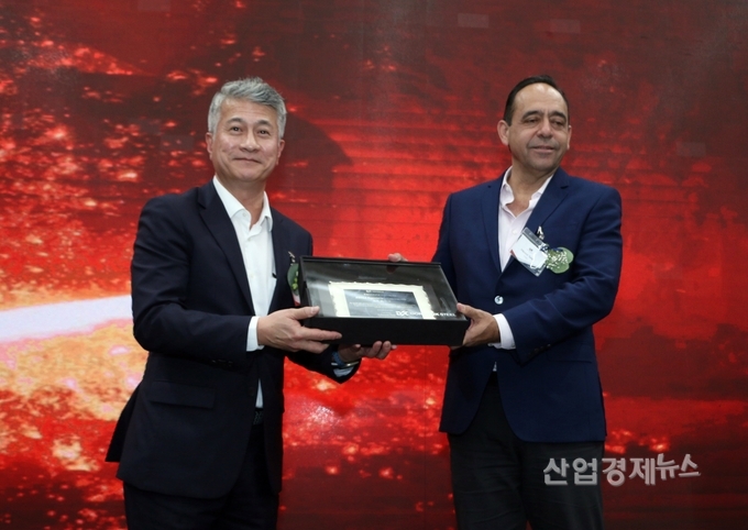 동국제강 멕시코 께레따로 제2코일센터 준공식에서 장세욱 부회장이 코일센터가 입주해있는 FINSA 공단 관계자에게 감사패를 전달하고 있다. 사진=동국제강