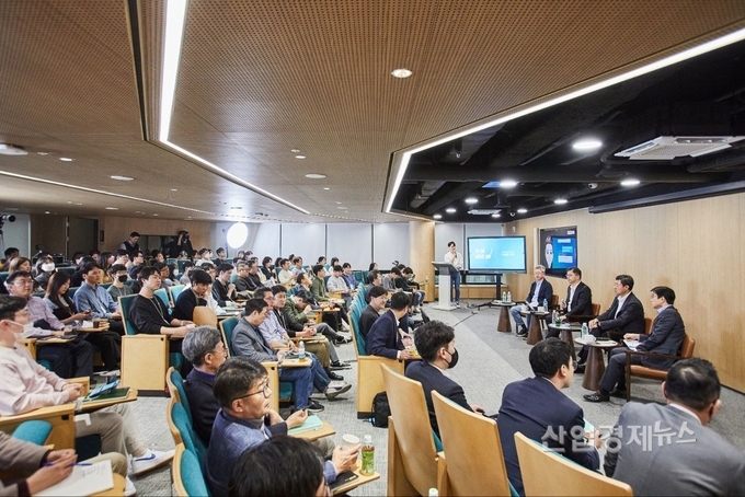 5일 오후 서울 종로구 타운홀 미팅에서 경영진이 구성원들과 대화를 나누고 있다. (왼쪽부터 진교원 COO 사장, 최재원 수석부회장, 지동섭 CEO, 최영찬 경영지원총괄 사장) 사진=SK온