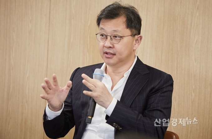 최재원 SK온 수석부회장이 ‘SK On, Drive On' 타운홀 미팅을 진행하고 있다. 사진=SK온