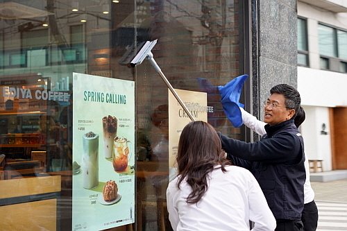 지난 11일 클린캠페인 활동을 펼치는 문창기 회장...<사진=이디야커피 제공>