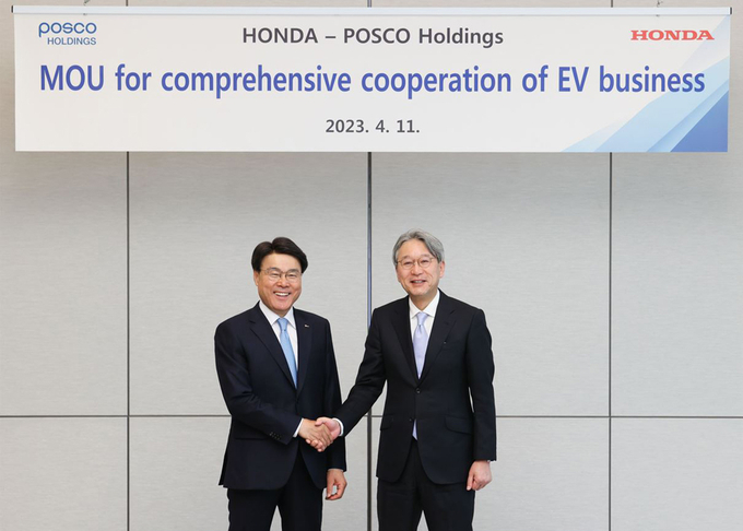 포스코홀딩스가 4월 11일 서울 포스코센터에서 일본 혼다社와 전기차 사업에 대한 포괄적 양해각서를 체결했다. 왼쪽부터 최정우 포스코그룹 회장, 미베 토시히로 혼다 사장. 사진=포스코