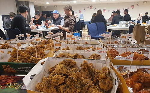 지난달 31일 오후, 주한영국대사관의 '영국의 밤' 행사에서 BBQ 치킨을 즐기고 있는 모습...<사진=BBQ치킨 제공>