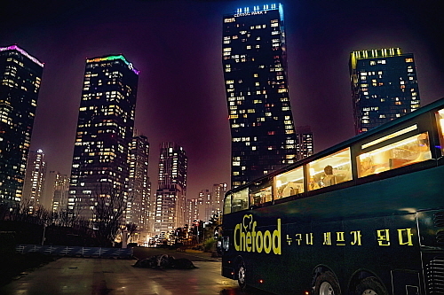 인천 송도 센트럴파크의 야경을 즐길 수 있는 Chefood 버슐랭 시즌2 이미지컷..<사진=롯데웰푸드 제공>