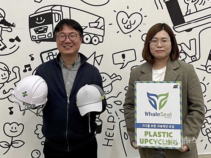 SK이노베이션이 지원·육성하고 있는 사회적기업 우시산 변의현 대표(사진 왼쪽)가 폐안전모와 폐안전모 및 폐페트병으로 만든 경량 안전모를 들고 기념사진을 촬영하고 있다. 사진=SK이노베이션