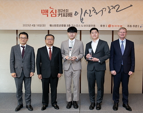 18일 서울 웨스틴 조선 호텔에서 열린 시상식에서 (왼쪽부터) 한국기원 양재호 사무총장, 동서식품 김광수 사장, 우승자 신진서 9단, 준우승자 이원영 9단, 동서식품 첼 루트 집행부사장이 기념 촬영을 하고 있다. <사진 출처 : 동서식품>