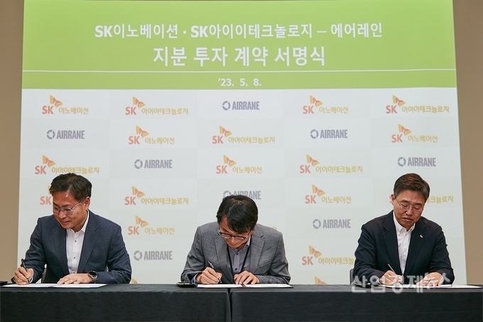 강동수 SK이노베이션 포트폴리오 부문장(왼쪽부터)과 하성용 에어레인 대표이사, 이병인 SK아이이테크놀로지 BM혁신실장이 투자 계약서에 사인을 하고 있다. 사진=SK이노베이션