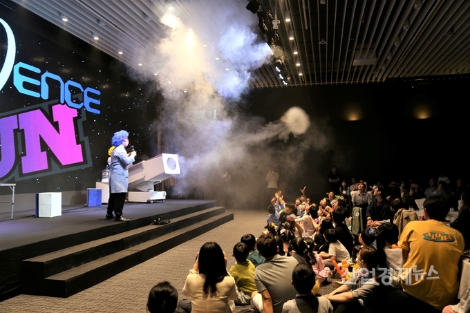 DL이앤씨가 여의도 글래드호텔에서 임직원 가족을 초청해 ‘사이언스 펀(Science Fun)’ 공연을 진행하고 있다. 사진=DL이앤씨