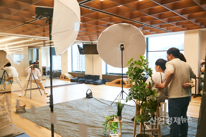 구성원 가족이 ‘오픈하우스’에 참여해 가족사진관에서 가족사진을 촬영하고 있다. 사진=SK이노베이션