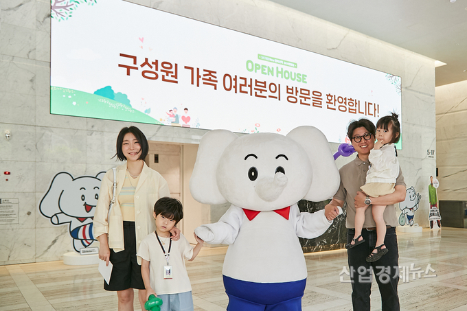 SK이노베이션 구성원 가족이 ‘오픈하우스’에서 행코와 기념사진을 촬영하고 있다. 사진=SK이노베이션