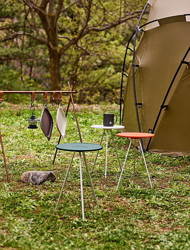 사이드 테이블 3종과 팬앤플레이트 2종 연출 컷...<사진=스타벅스 제공>