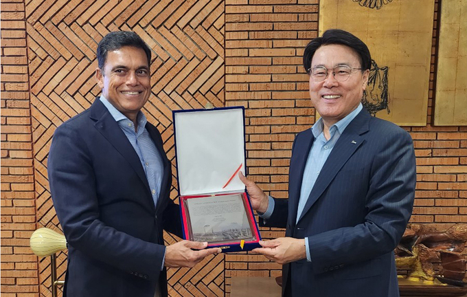 최정우 포스코그룹 회장이 21일 인도 JSW社 사쟌 진달 회장에게 포스아트로 만든 감사패를 전달했다. 사진=포스코