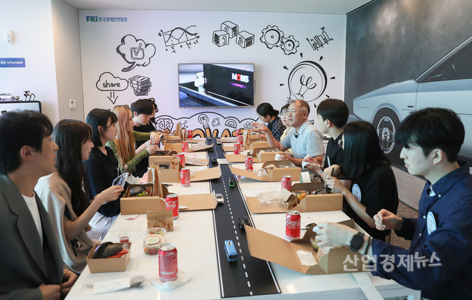 정의선 현대차회장이 젊은이들과 '갓생한끼' 행사를 진앵하고 있다. 사진=전국경제인연합회
