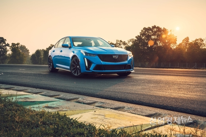 캐딜락 CT5-V블랙윙