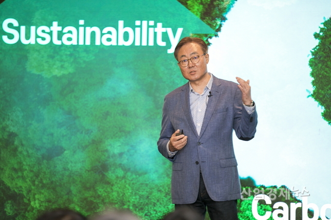 지난해 6월, SK이노베이션 김준 부회장이 미국 캘리포니아주 샌프란시스코만 남부에 위치한 새너제이에서 열린 ‘SK이노베이션 글로벌 포럼’ 기조연설에서 SK이노베이션의 그린 포트폴리오(Green Portfolio) 구축 방향과 사업모델 혁신 의지를 소개하고 있다. 사진=SK이노베이션