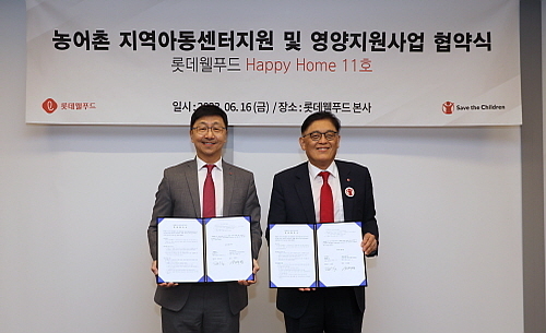 이창엽 롯데웰푸드 대표(좌), 정태영 세이브더칠드런 총장(우) 협약 체결 기념 컷..<사진=롯데웰푸드 제공>