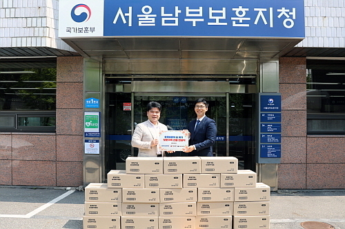 ‘호국보훈의 달 감사물품 전달식’에 참석한 이디야커피 경영관리본부 신동희 본부장(우)과 서울남부보훈지청 강병구 지청장(좌) 모습...<사진=이디야커피 제공>