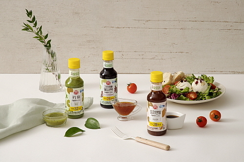 저칼로리 드레싱 3종 연출 컷...<사진=오뚜기 제공>