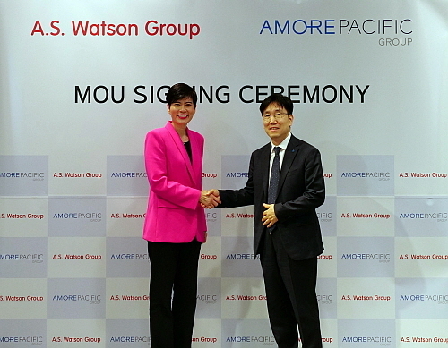 A.S. 왓슨 그룹 말리나 응아이 아시아 & 유럽 CEO(좌)와 아모레퍼시픽그룹 이상목 대표(우...출처:아모레퍼시픽그룹