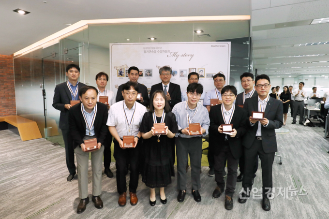 동국제강 창립 69주년 행사에서 최삼영 동국제강 부사장(뒷줄 가운데)이 장기근속 수상자들과 기념사진을 촬영하는 모습. 사진=동국제강