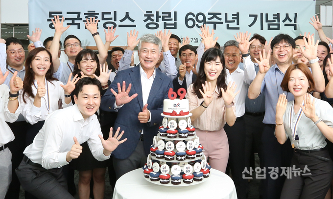 동국홀딩스 창립 69주년 행사에서 장세욱 동국홀딩스 부회장이 임직원과 기념사진을 촬영하는 모습. 사진=동국홀딩스