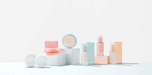 '코드 글로컬러(by Glint)' 제품 7종 연출 컷...<사진=LG생활건강 제공>