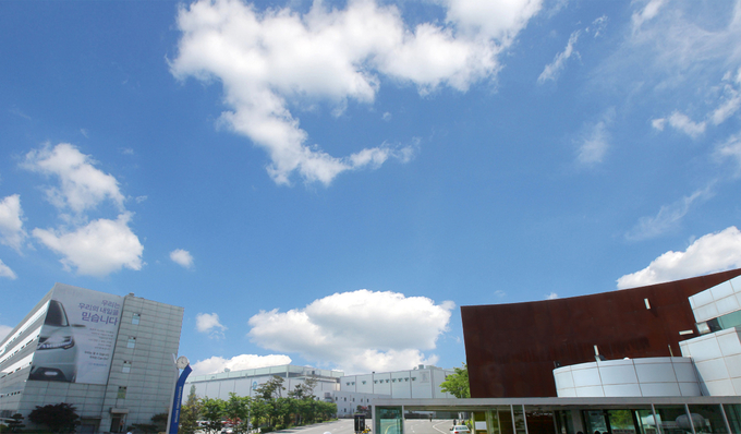 KG 모빌리티가 7년만에 흑자를 실현했다. 사진은 KG모빌리티 전경