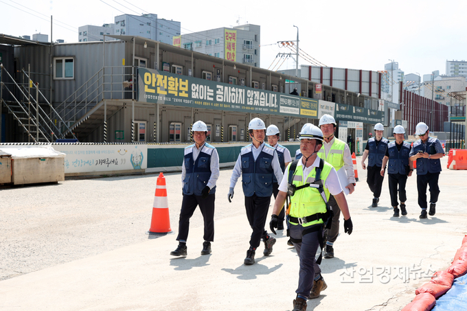 ‘베르몬트로 광명’ 현장을 방문한 대우건설 백정완 사장(왼쪽에서 2번쨰)과 CSO 민준기 전무(왼쪽에서 첫번째). 사진=대우건설