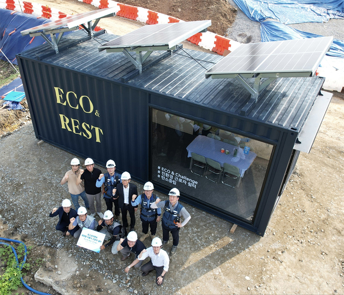 포스코이앤씨가 도입한 국내 최초 태양광 이동식 근로자 쉼터“ECO & REST”. 사진=포스코